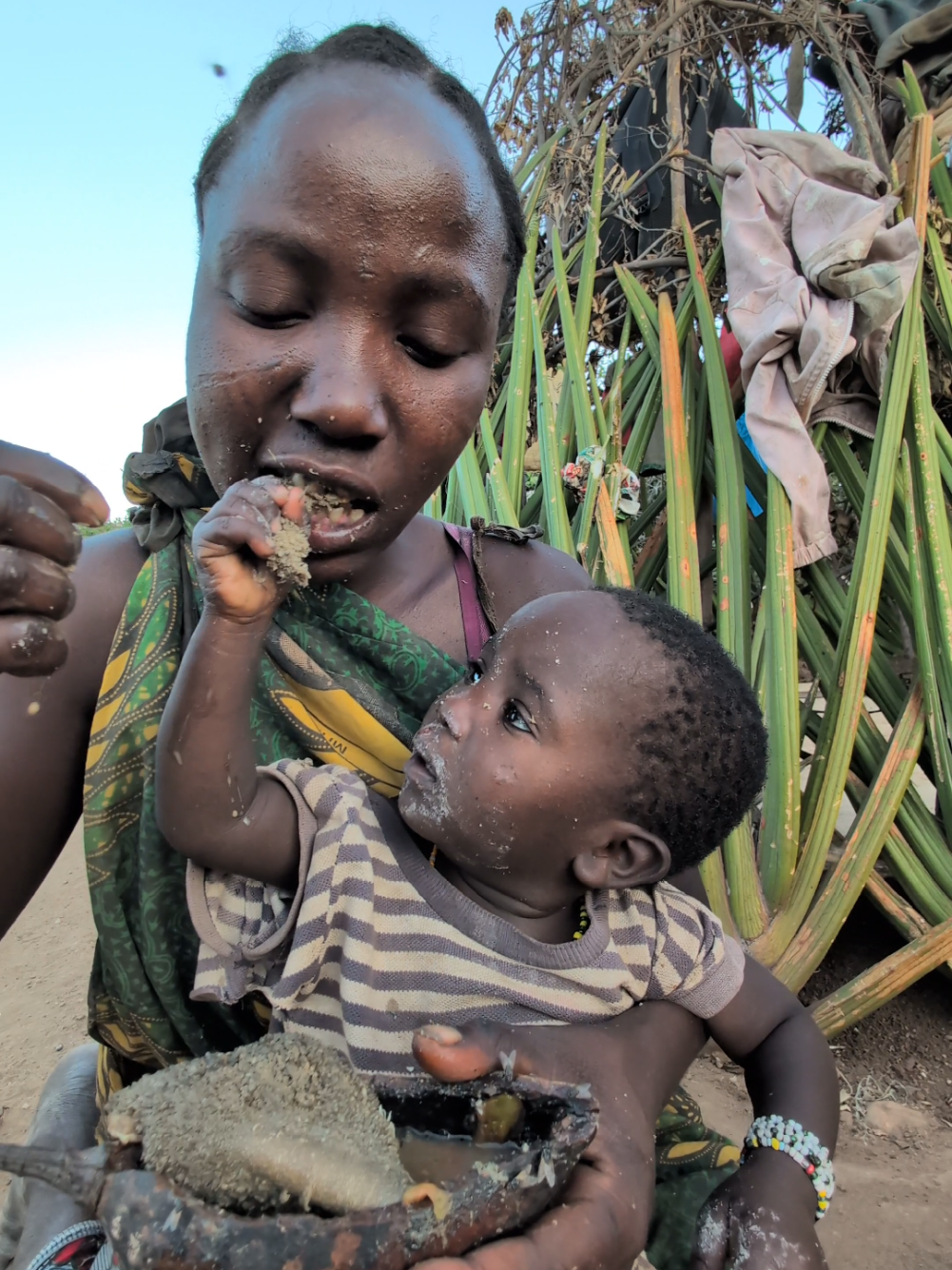 Wow 😲😳😋 Unbelievable 😮 See how little baby grab food from her Mom #hadzabetribe #hadzabetribe #FoodLover #africastories #USA #UK #baboon 