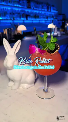 Looking for a place to start or continue a date in the Richmond area? Or maybe you just want a a chill vibe in general. @bluerabbitbar in San Pablo may be a sweet spot for you. It’s an intimate and cozy space to grab a nice 🍸and a bite to eat. If you’re in the area stop by! . . . #booziebrunch #eastbay #richmond #sanpablo 