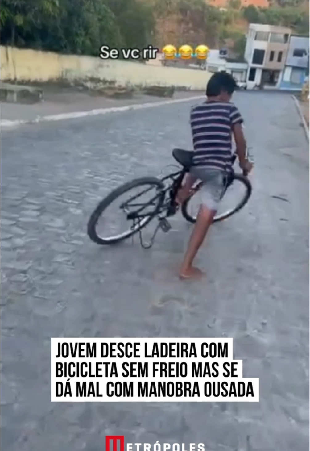 Um vídeo que circula nas redes sociais mostra um jovem conduzindo uma #bicicleta sem #freio sobre uma ladeira. . Improvisando, o garoto foi capaz de guiar o veículo com ajuda de seu #chinelo. No registro, o rapaz demonstra muita habilidade. No entanto, na hora de parar, acabou se complicando. #tiktoknotícias 📽️ ⁣@higor_do_grau_.244 | @myhoodbr