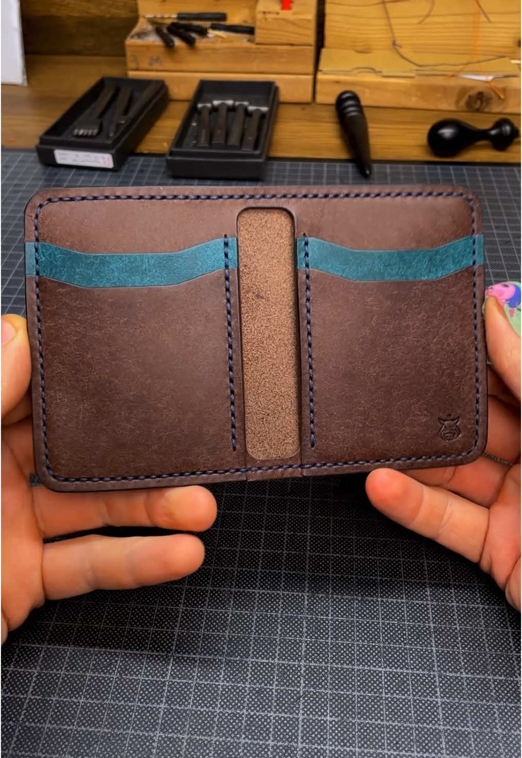 Making “Bramble V3.0” mini-wallet💵💳 “Pueblo” leather Dark Brown & Ortensia colors🐗 My crafts & PDF templates: www.strhandmade.com🐗