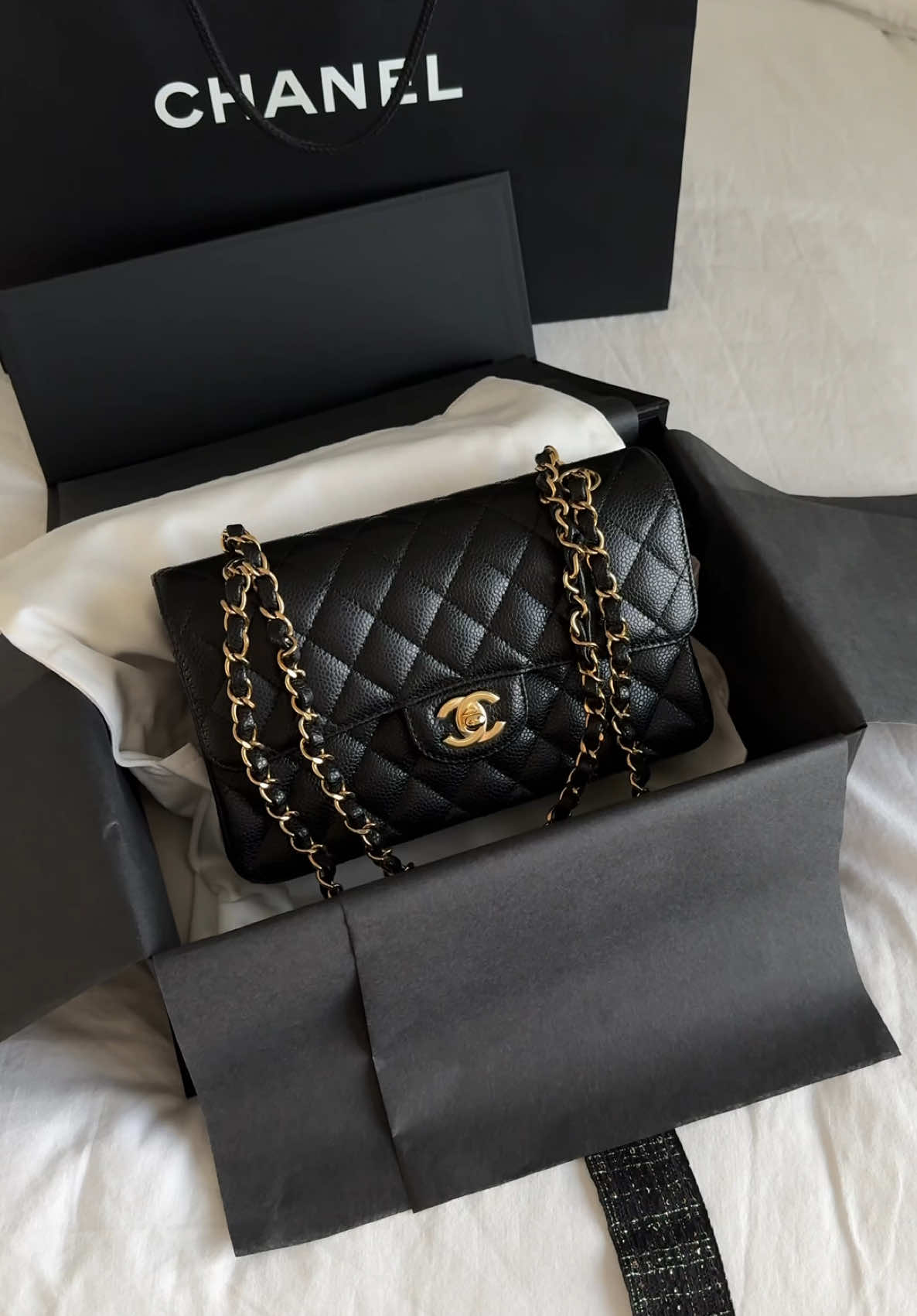 the closest thing to perfection... 🖤💫 #chanelclassicflap #unboxing #fashion #chanelbag #chanel @ChanelOfficial 