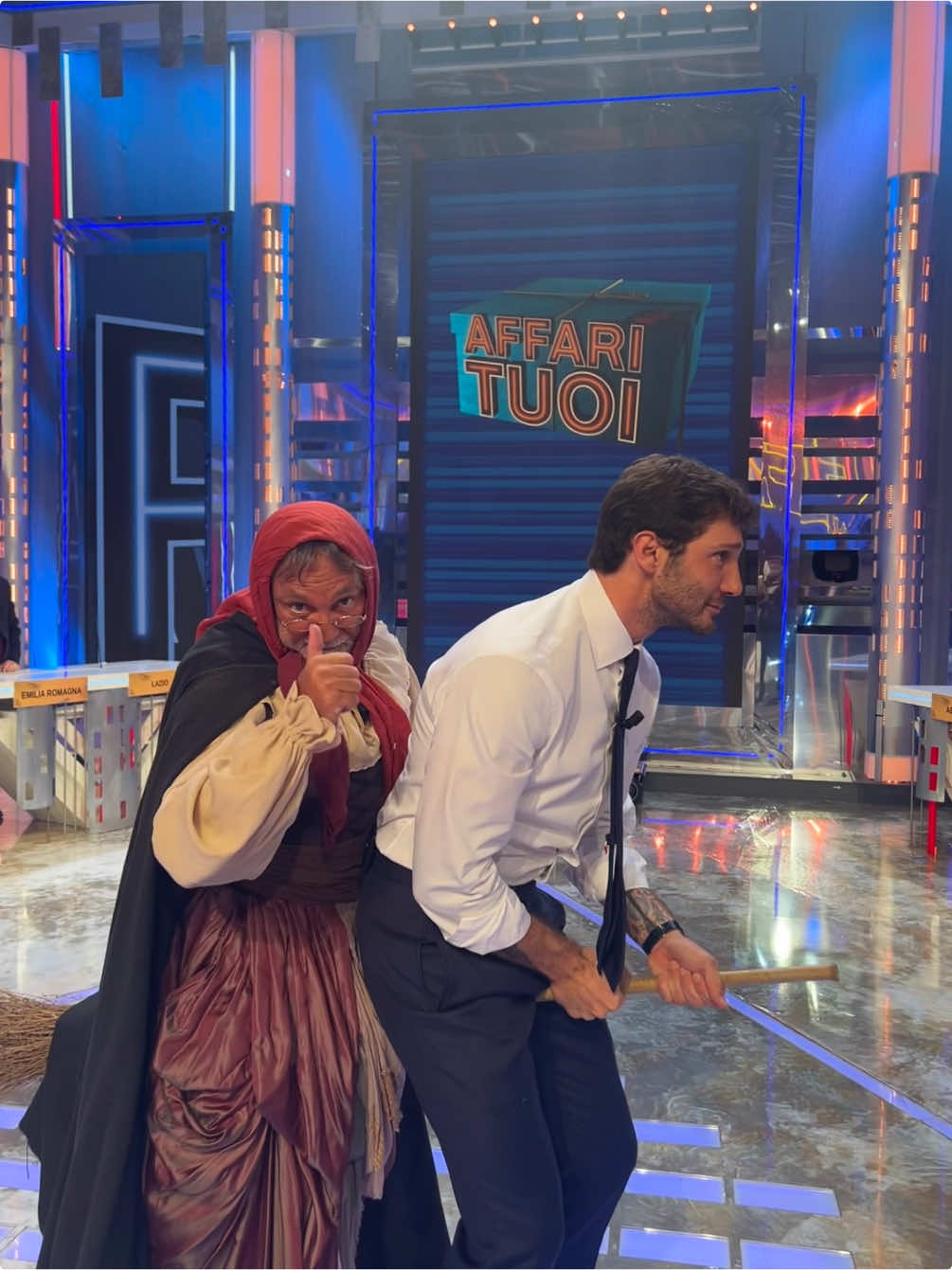 Avete mai immaginato @Stefano De Martino con una befana su una scopa? 🧹 Oggi l’immaginazione diventa realtà ✨ #AffariTuoi questa sera in diretta alle 20.30 su #Rai1 e #RaiPlay #DaVedere 