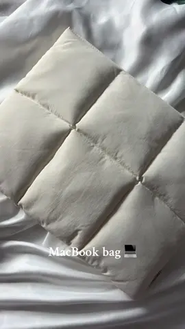 Comfyable Puffy Macbook Bag 🥯 Available in different size 💻 #macbook #macbookbag #holder #musthave #tiktokfinds #puffy 