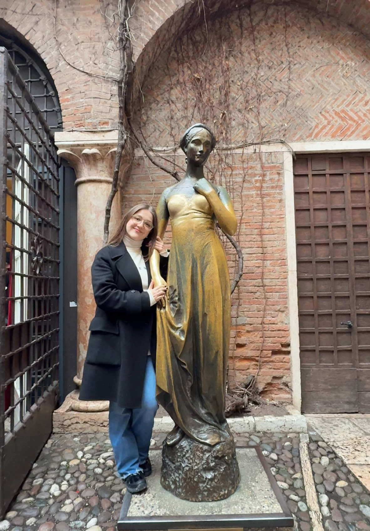 La historia de esta estatua en Verona y la de Molly Malone en Dublín me rompen el corazón 💔 Sí, solo son estatuas de metal y no personas reales. Pero representan a mujeres históricas. Sí, Julieta es un personaje de una obra de teatro. Pero es uno de los personajes femeninos más famosos en la historia de la literatura y su personaje impacta a miles de niñas que también tienen 13 años. ¿Por qué como sociedad tenemos tan normalizado frotar sus pechos (incluso hasta desgastarlos)? ¿Por qué no mejor admirarla de otra forma que no perpetúe el abuso a la mujer? Ni si quiera las mujeres de metal están a salvo…  #fyp #parati #julieta #romeoyjulieta #verona #casadejulieta #mollymalone #dublin #feminismo #derechoshumanos 