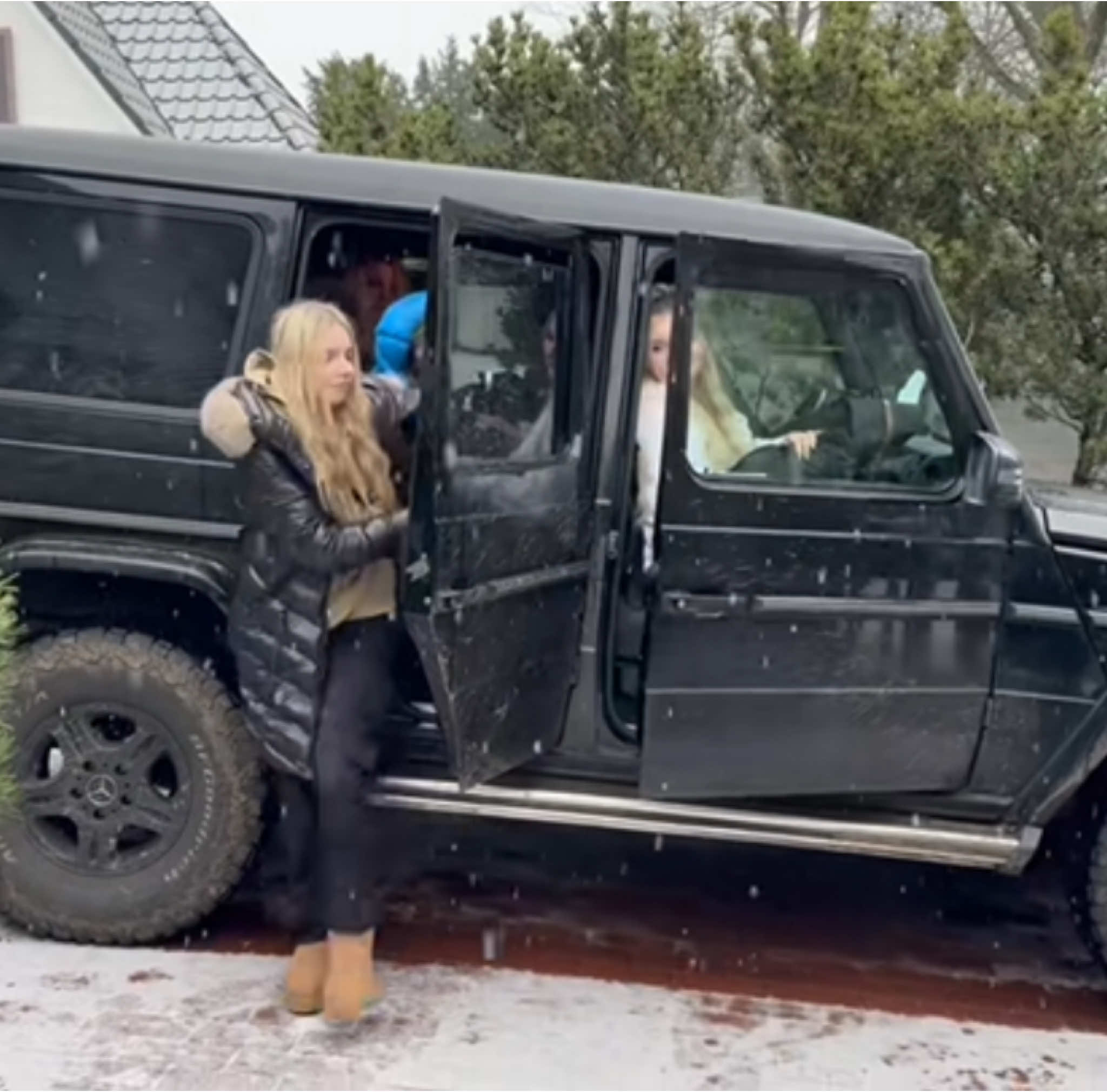 Moncler Girls in Mercedes G-Class #fyp #trend #viral #mercedesbenz #moncler #girls #пуховик #school  #schule #fashion #hamburg 