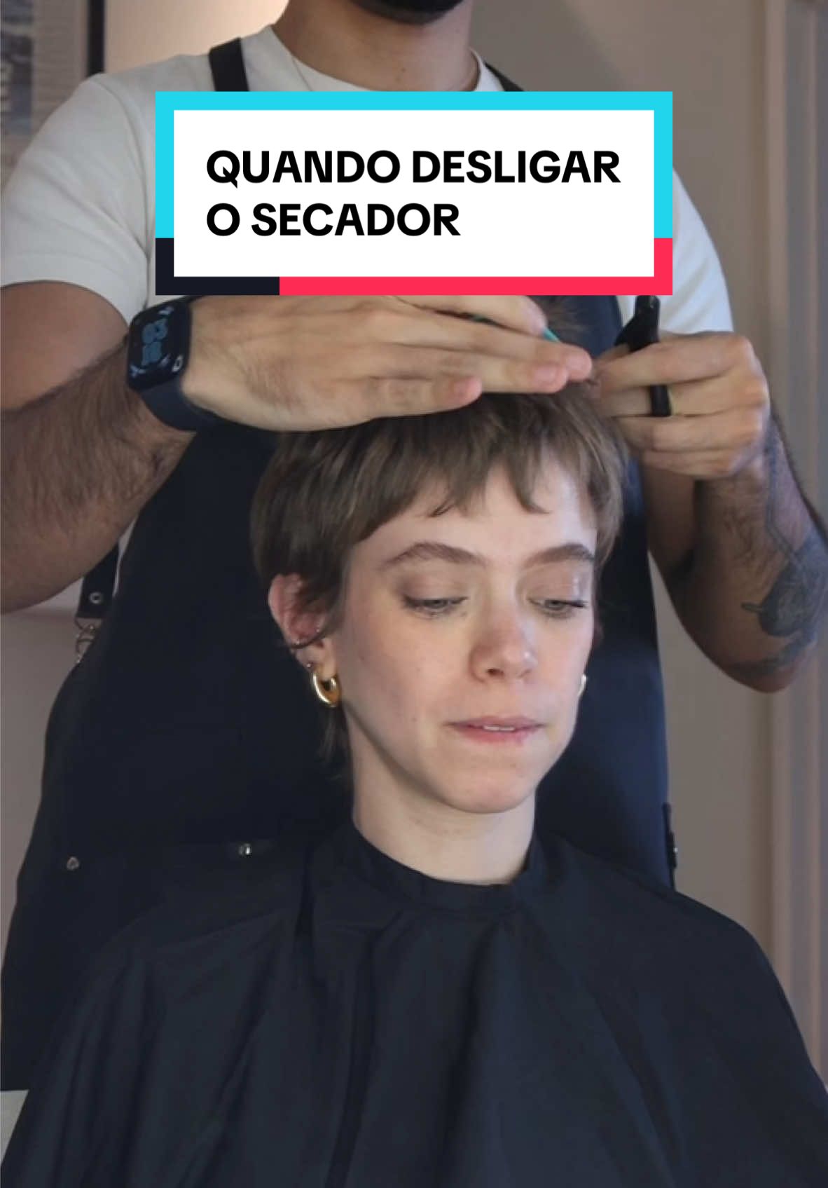 Nem gominha, nem anticoncepcional e muito menos vitamina injetável de cavalo 😂🤧 Não existem produtos capazes de acelerar o crescimento do cabelo 🥲 A velocidade de crescimento e tamanho máximo são definidos geneticamente.  Ah! Lembrando sempre que usar produtos que não foram testados e produzidos para essa finalidade é muito perigoso para sua saúde! Além disso, vc não vai ter pra quem reclamar se acontecer alguma coisa, já que vc não estava usando para a finalidade que ele foi desenvolvido 😅 Referências: C.R. Robbins, Chemical and Physical Behavior of Human Hair, DOI 10.1007/978-3-642-25611-0_1, Springer-Verlag Berlin Heidelberg 2012 Science of BioGenetics. “Genetics and Hair Growth: Understanding the Connection.” Science of BioGenetics, https://scienceofbiogenetics.com/blog/genetics-the-key-factor-in-hair-growth. Acesso em 28 de outubro de 2024. Wild Science Lab. “How Fast Does Hair Grow? 7 Factors That Affect Hair Growth Rate.” Wild Science Lab, https://wildsciencelab.com/blog/how-fast-does-hair-grow-7-factors-that-affect-hair-growth-rate/ Acesso em 28 de outubro de 2024.