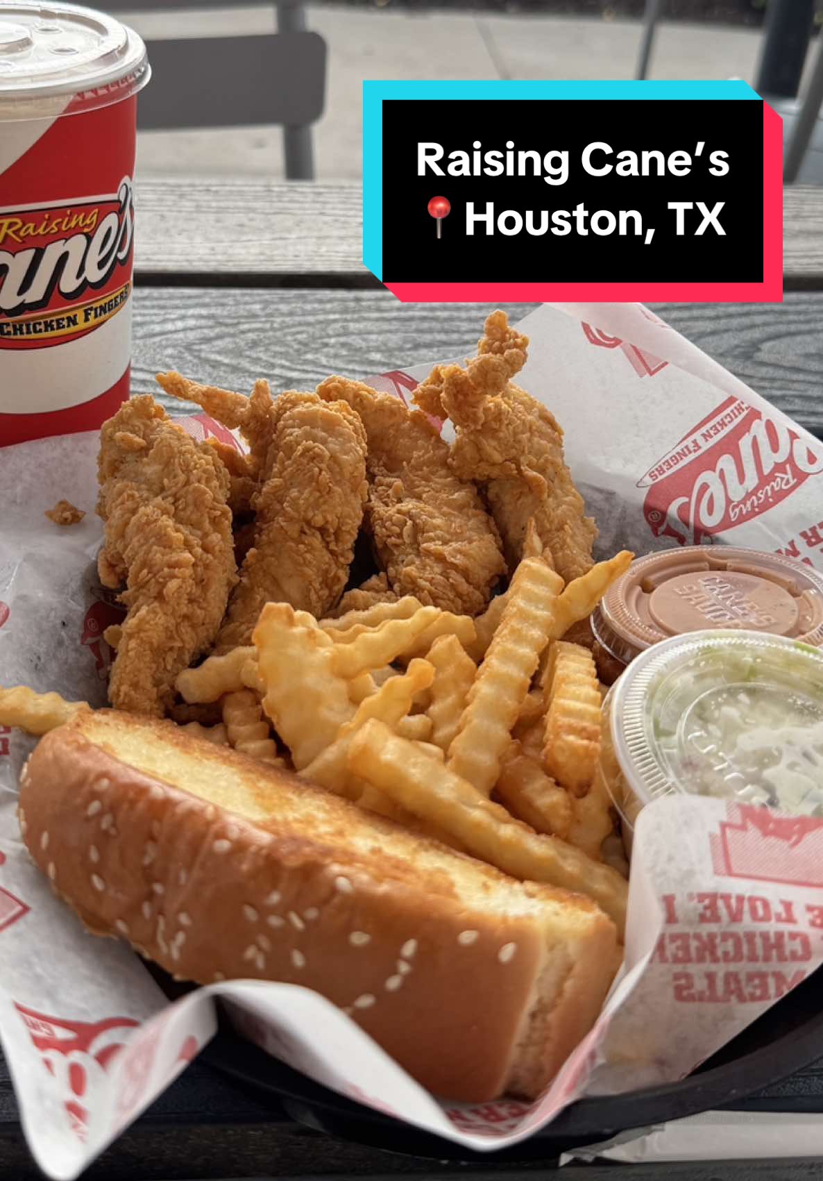 Raising Cane’s, Houston, Texas 🐔🇺🇸Venimos a probar la cadena de pollos más viral de USA del momento, son de la mentalidad de tener menú chico y hacerlo bien que me mama, aunqué el pollo solo no es la gran cosa, con la salsa si se va a otro nivel. Y con todo y que es cadena, se siente un poco como vibe local porqué cada franquicia está decorada con artículos locales de la ciudad donde está que se me hizo una gran idea, si regresaría la neta. #usa #unitedstates #raisingcanes #chicken #chickenfingers #texas #houston #louisianna #louisiana #neworleans #austin #pollofrito #foodreviews #FoodTok