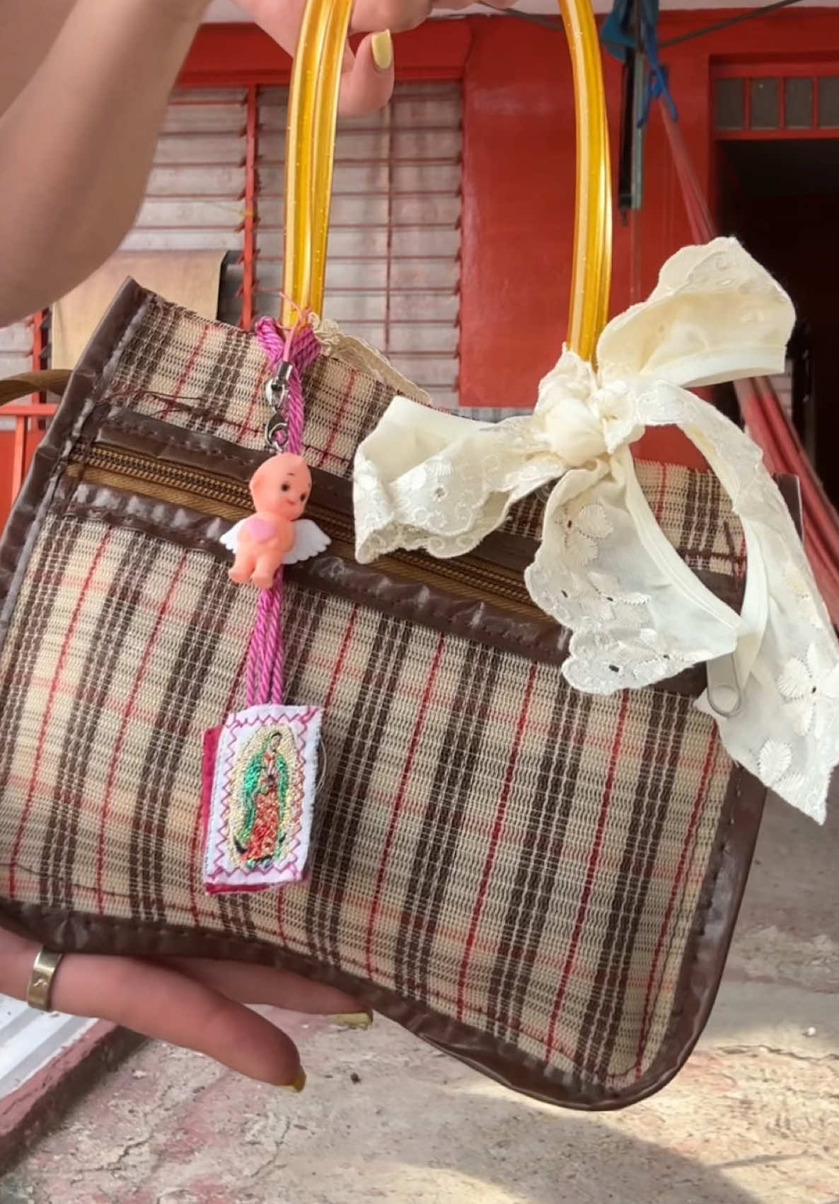 decorando mi bolsa de vacaciones + asmr del mercado en el fondo jajaja💘 pd: el bebé soy yo… - - - - - -  #grwm #tutorial #bolsa #bag #whatsinmybag #girls #dannespino 