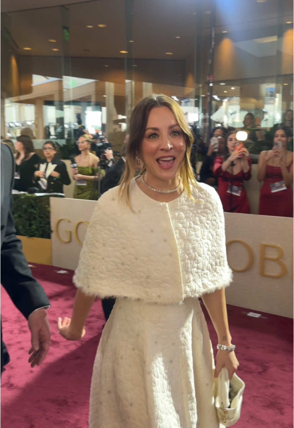 “Kaley Cuoco, celebrated for her role in The Big Bang Theory, graced the #GoldenGlobes2025 red carpet with her radiant presence, showcasing timeless elegance and style. ✨🎥 #RedCarpetFashion #HollywoodStar #KaleyCuoco #kaleycuoco #BigBangTheory #FYP #TikTokHollywood”