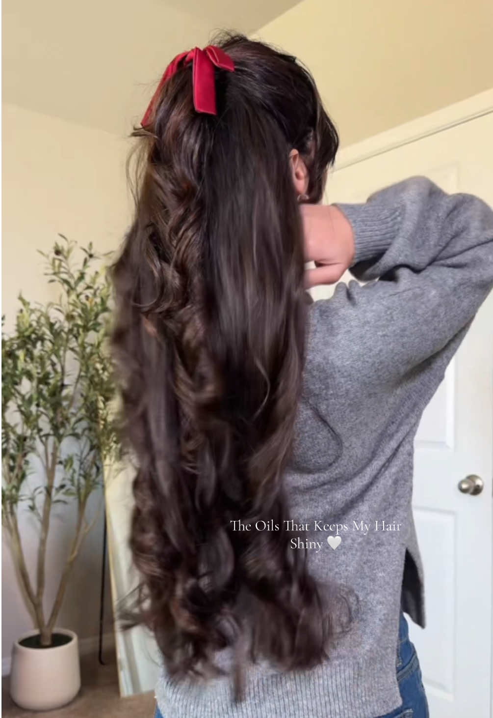 This hair oil is amazing for the hair I've been using it for a year and you can just see the results of how shiny my hair looks 🤍 #maree #mareehair #hairoil #hairserum #hairstyle #longhair #easyhairstyles 