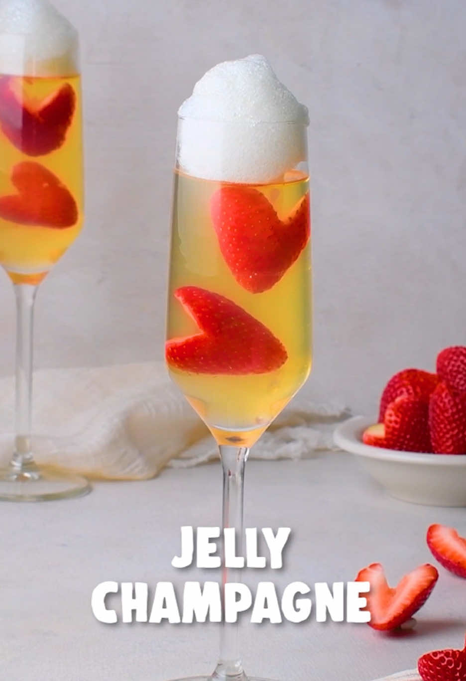 Raise your glass to the jiggliest champagne in the world! 🥂🍓 #soyummy #jelly #fancyjelly #champagne #champagnejelly #champagnejello #gelatin #partydrinks #partydesserts #party #celebration #poppingbottles #creativejelly #creativedesserts 