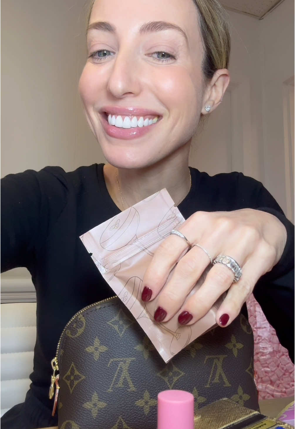 Let’s open it up 💄🍫🍬💋🍒✨☕️💗 What’s inside my bag 🤫  Always always always carry RUBY BOND 🍬 #rubybond #candy #chocolate #espresso #whatsinmybag 