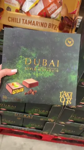 Reviewing the VIRAL Dubai chocolate from Costco🍫💚 #costco #dubaichocolate #pistacchio 