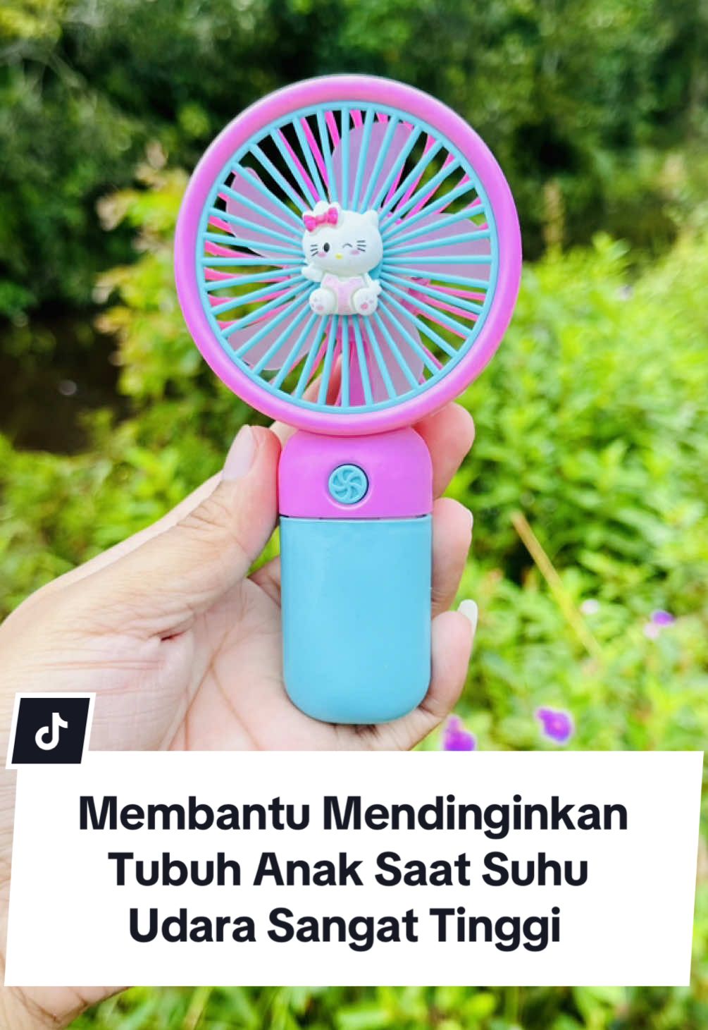 Akhirnya Ketemu Juga Kipas Mini Anak Ini yang Bisa Membantu Anak Agar Tidak Gerah Lagi saat Di Luar Rumah meskipun Cuaca lagi Panas-panasnya. Dengan hembusan angin yang cukup kuat untuk ukuran kipas kecil, kipas mini anak ini bisa memberikan rasa dingin instan yang membantu mendinginkan tubuh anak saat suhu udara sangat tinggi #kipasmini #kipasminianak #kipasminiportable 