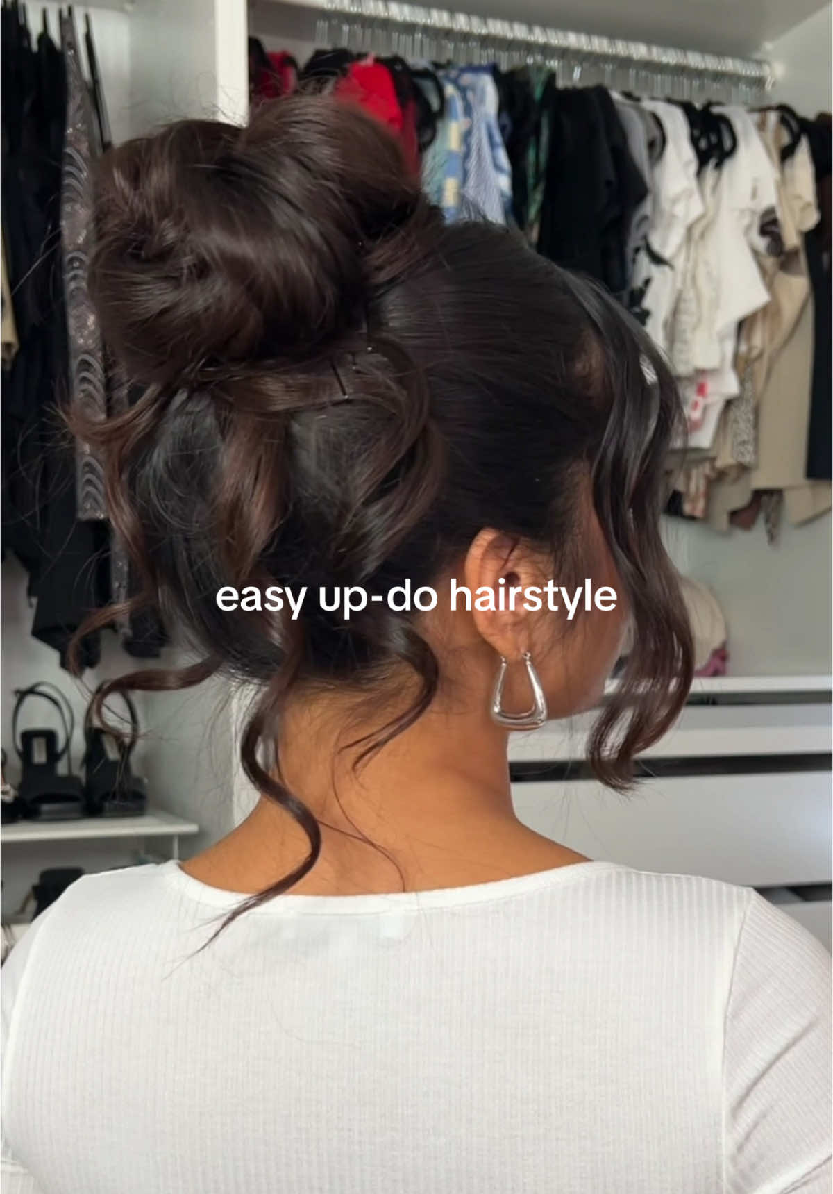 Easy up-do tutorial 😘  #creatorsearchinsights #creatorsearchinsights #hairtok  #easyhairtutorials #simplehairstyle #updotutorial #updostyles #weddingguest #weddinghair #hairproducts #easyhairstyles  #hairstyle #longhairstyle #longhairstyles #easyupdo #easyhairstyletutorial #updohairstyle #hairhack