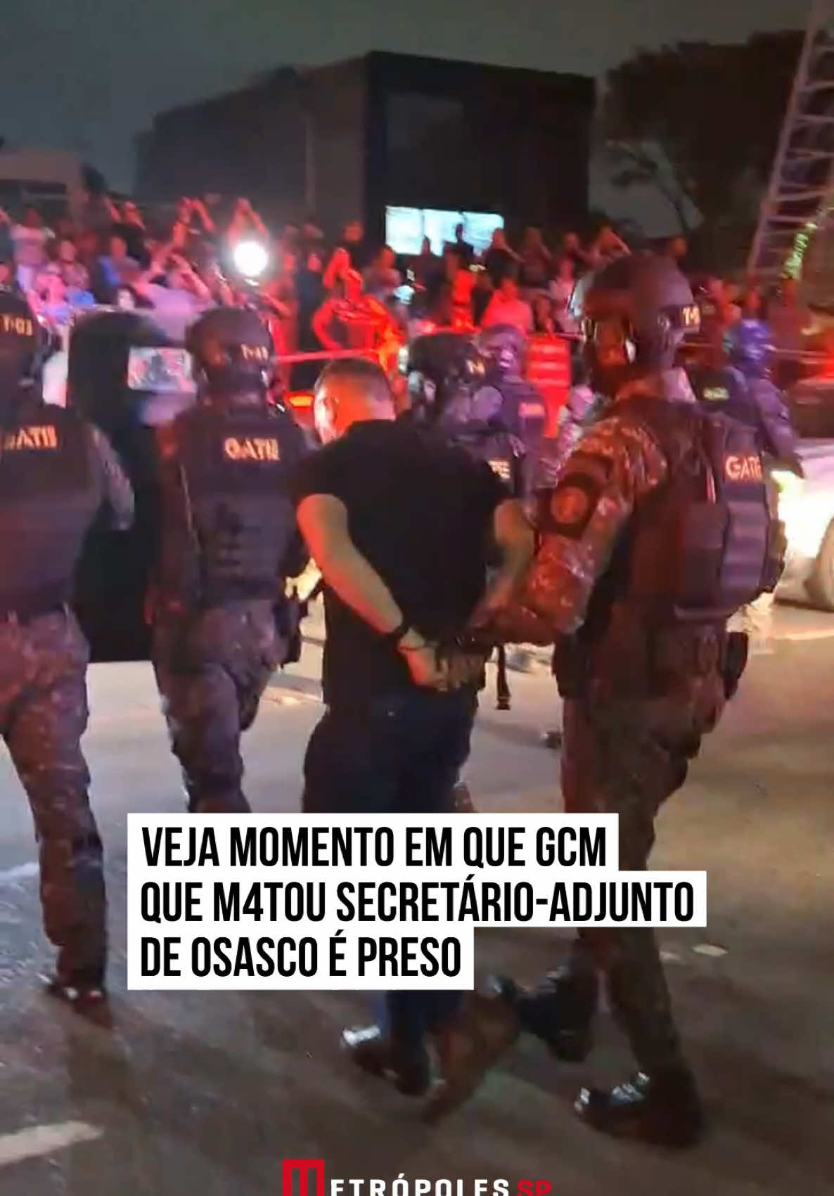 O guarda civil metropolitano (#GCM), Henrique Marival de Sousa, foi preso nesta segunda-feira (6/1), acusado de m4tar o secretário-adjunto de segurança da Prefeitura de #Osasco na sede da administração, na região metropolitana de #SãoPaulo. Ele é suspeito de b4lear Adilson Custódio Moreira em uma sala após uma reunião que a vítima fazia com a equipe da GCM. O #Metrópoles apurou que pelo menos 10 t1ros foram disparados na ação. O secretário realizava uma reunião com alguns guardas municipais. Ao término do encontro, Adilson falou que quem quisesse conversar em particular, poderia ficar. Henrique ficou na sala e na sequência, segundo relatos de pessoas presentes na prefeitura, d1sparos foram ouvidos dentro do cômodo. O suposto autor dos t1ros teria trancado a porta e impedido os funcionários de entrarem para entender o que estava acontecendo. Ele foi levado para a seccional de Osasco. #TikTokNotíciasv