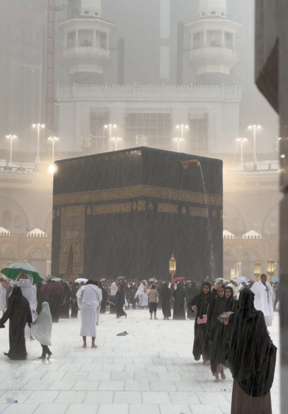 Thank God, he gave me the best day before I left here. Alhamdulillah 🥹🤲🏼♥️🌧️🕋 #makkah #rain #muslimtiktok #kabe #umrah #foryou #viral_video #yağmur #fypp #explore 