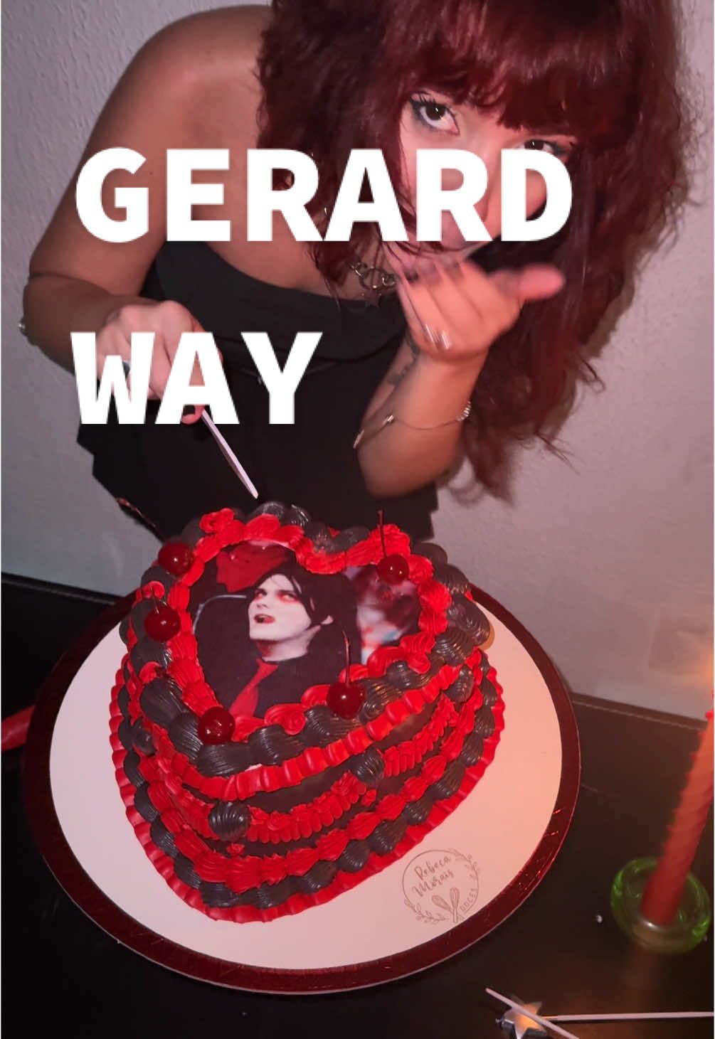 normalizando adultos escolhendo bolos de aniversário com seus temas favoritos e o meu é GERARD WAY ❤️ #gerardway #mychemicalromance #mcr #threecheersforsweetrevenge #gerardwaycake #emoparty #emo #vintagecake #bolodeaniversario #bolodecoração #heartshapedcake 