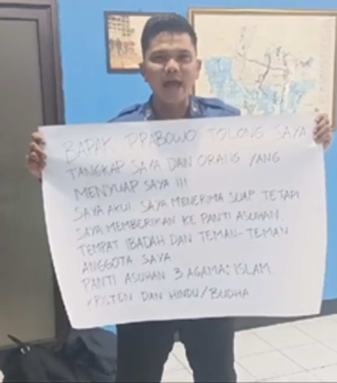 Sulitnya menjadi orang jujur di indonesia 🙏🏻 Pak @prabowo @gerindra tolong atensi masalah ini Walikota depok kader gerinda Kontrak kerja petugas Dinas Damkar Kota Depok, Sandi Butar Butar tidak diperpanjang. Surat keterangan pemutusan kerja Sandi pun viral di media sosial pada Senin (6/1/2025). Sandi sebelumnya viral karena mengkritik alat damkar Depok rusak beberapa waktu lalu. Dengan bergaya ‘room tour’, dia menujukkan gergaji mesin hingga rem tangan mobil damkar yang tak berfungsi. Dalam surat keterangan bernomor 800/140/PKTT/PO.Damkar/I/2024 tertulis nama Sandi Butar Butar. Surat itu ditandatangani Plt Kepala Bidang Pengendalian Operasional Kebakaran dan Penyelamatan DPKP Kota Depok, Tessy Haryati. “Masa kerja sejak 10 November 2015 - 31 Desember 2024. Alasan berhenti tidak diperpanjang kontrak,” bunyi surat keterangan tersebut, dikutip Senin (6/1/2025,). #sandibutarbutar #damkardepok #depokviral