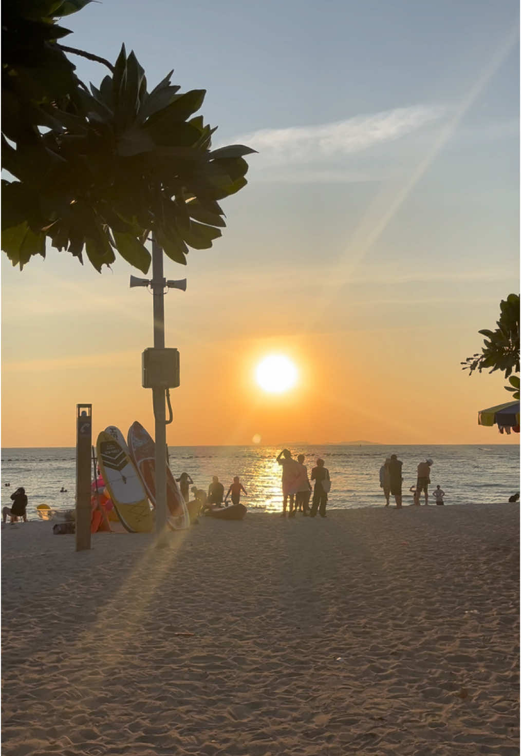 แสงเย็นตอนพระอาทิตย์กำลังตก หาดแสม เกาะล้าน ☀️ #เกาะล้าน #บรรยากาศดี #พระอาทิตย์ตก #หาดแสมเกาะล้าน #เที่ยวทะเล #sunset #ขึ้นฟีดเถอะ #เทรนด์วันนี้ 