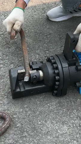 Máy cắt sắt thủy lực cầm tay là giải pháp lý tưởng cho những ai đang tìm kiếm một thiết bị cắt sắt mạnh mẽ, tiện lợi và hiệu quả #cokhihongha