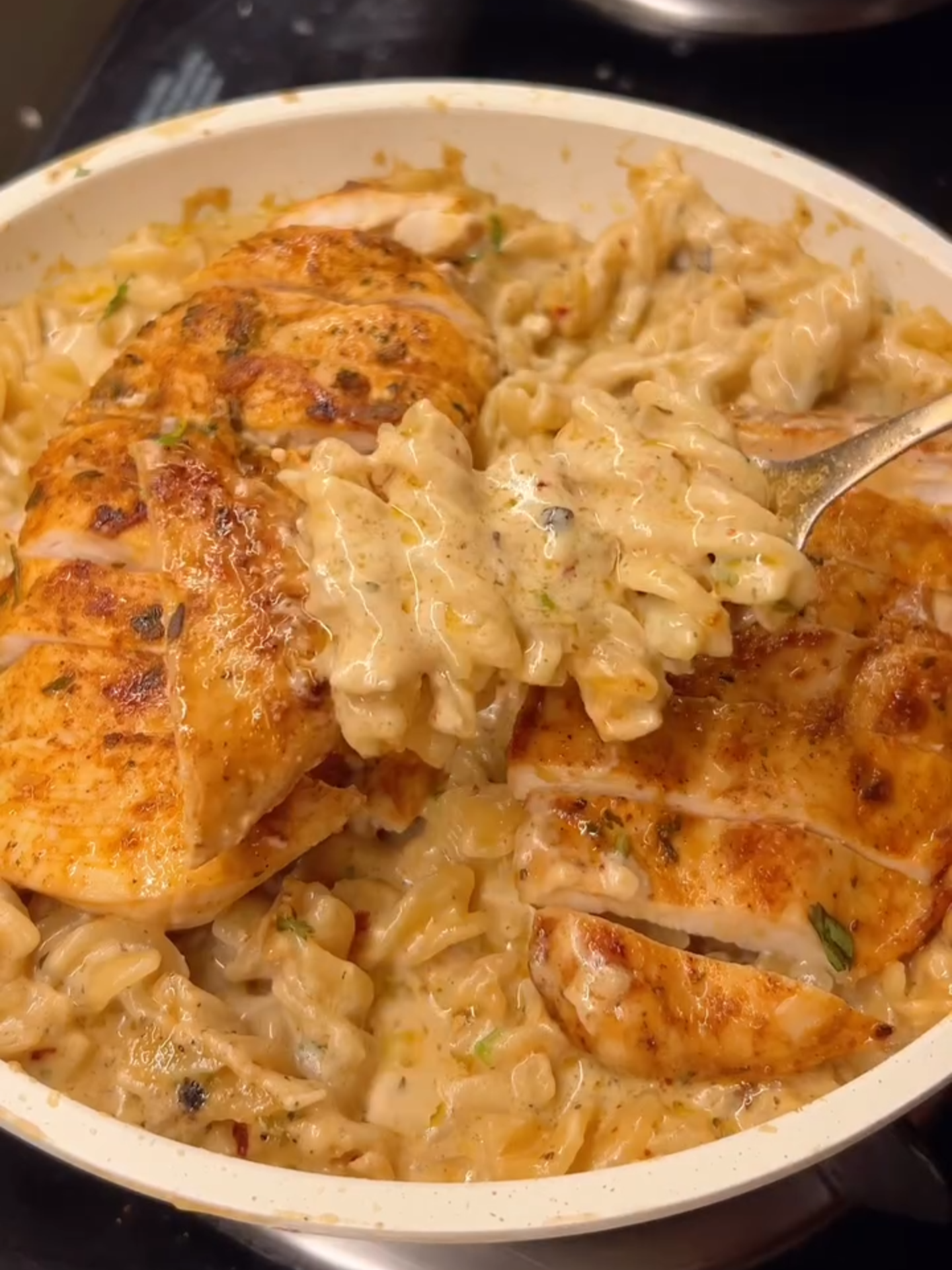 One Pot Garlic Parmesan Chicken Pasta by @that.foodie.girl__ 🧀 🍝 Head to their page for the full recipe! #feedfeed #homemade #foodtok  #onepot #onepotmeals #EasyRecipe #DinnerIdeas #EasyRecipes #cooking #pasta #chickenalfredo #alfredo