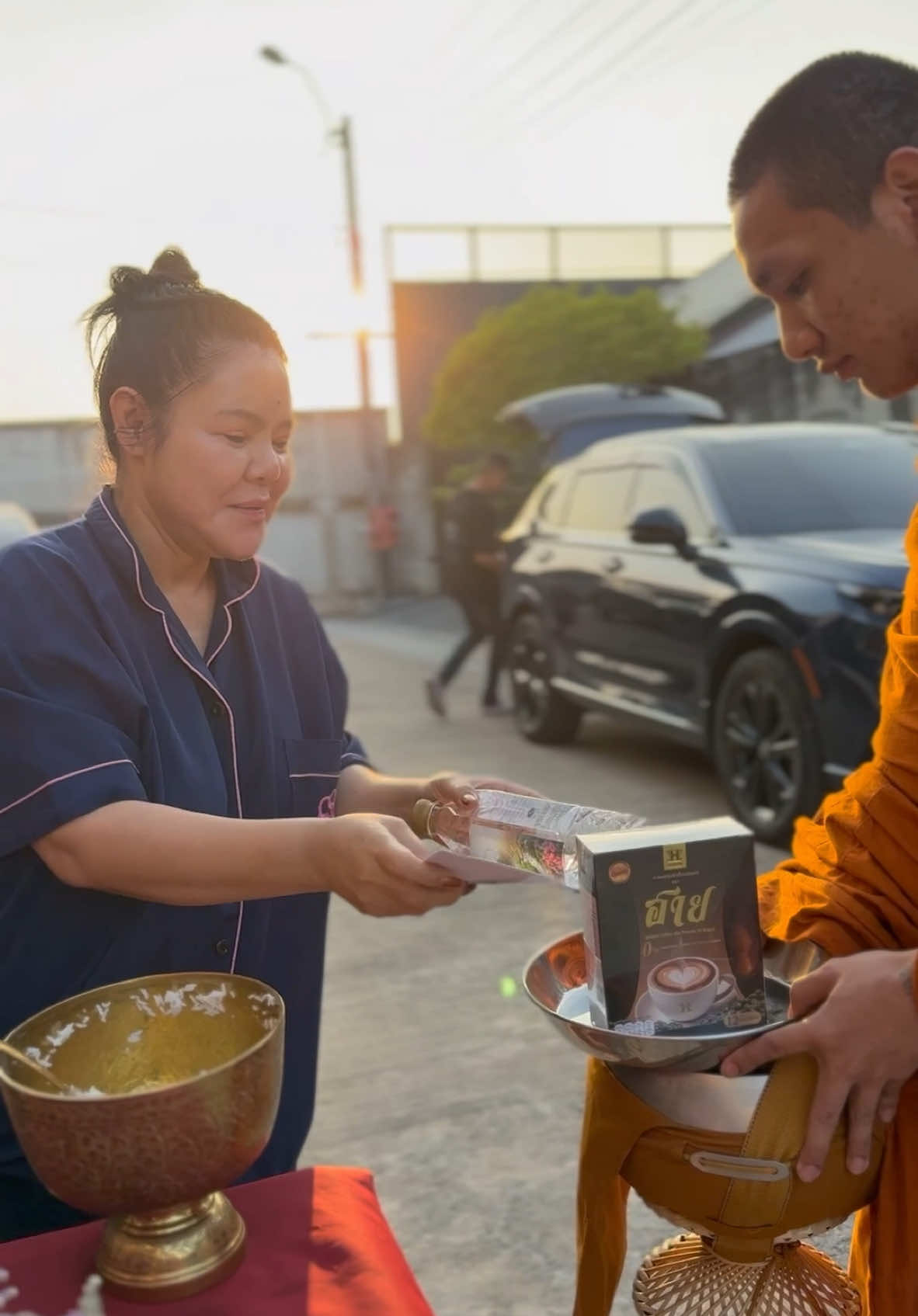 สวัสดีวันอังคารอุณหภูมิ 18 องศา พระมารับบาตรหน้าบ้าน อนุโมทนาสาธุ รับบุญร่วมกันนะคะ #อาภาพรนครสวรรค์ #อาภา #ฮายอาภาพรนครสวรรค์ #อัมพรแหวนเพชร #แหวดศรีนครสวรรค์ 