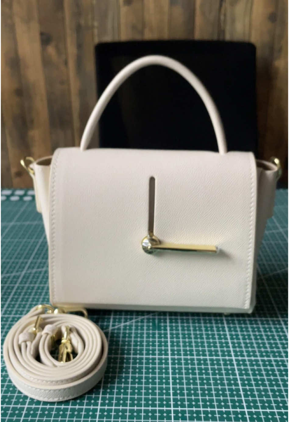 If I say my bag is 100times better than luxury bags, would you say I’m bragging?#luxurybag #handmadebag #bag #designerbags #fyp #beauty #customized #fashion #handcraft #gift 