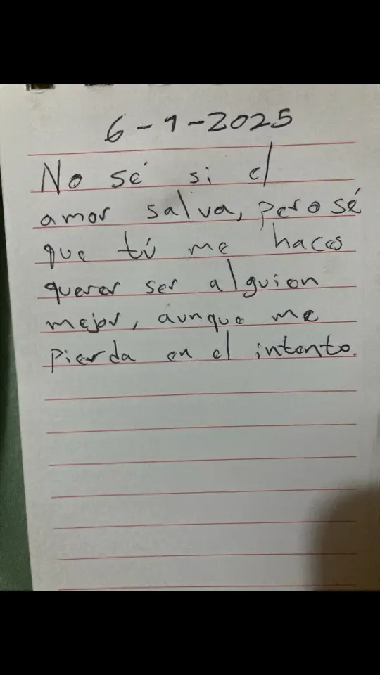 No sé si el amor salva, pero sé que tú me haces querer ser alguien mejor, aunque me pierda en el intento. #frasesdeamor #poesia #frase #parati #fyp #amor 