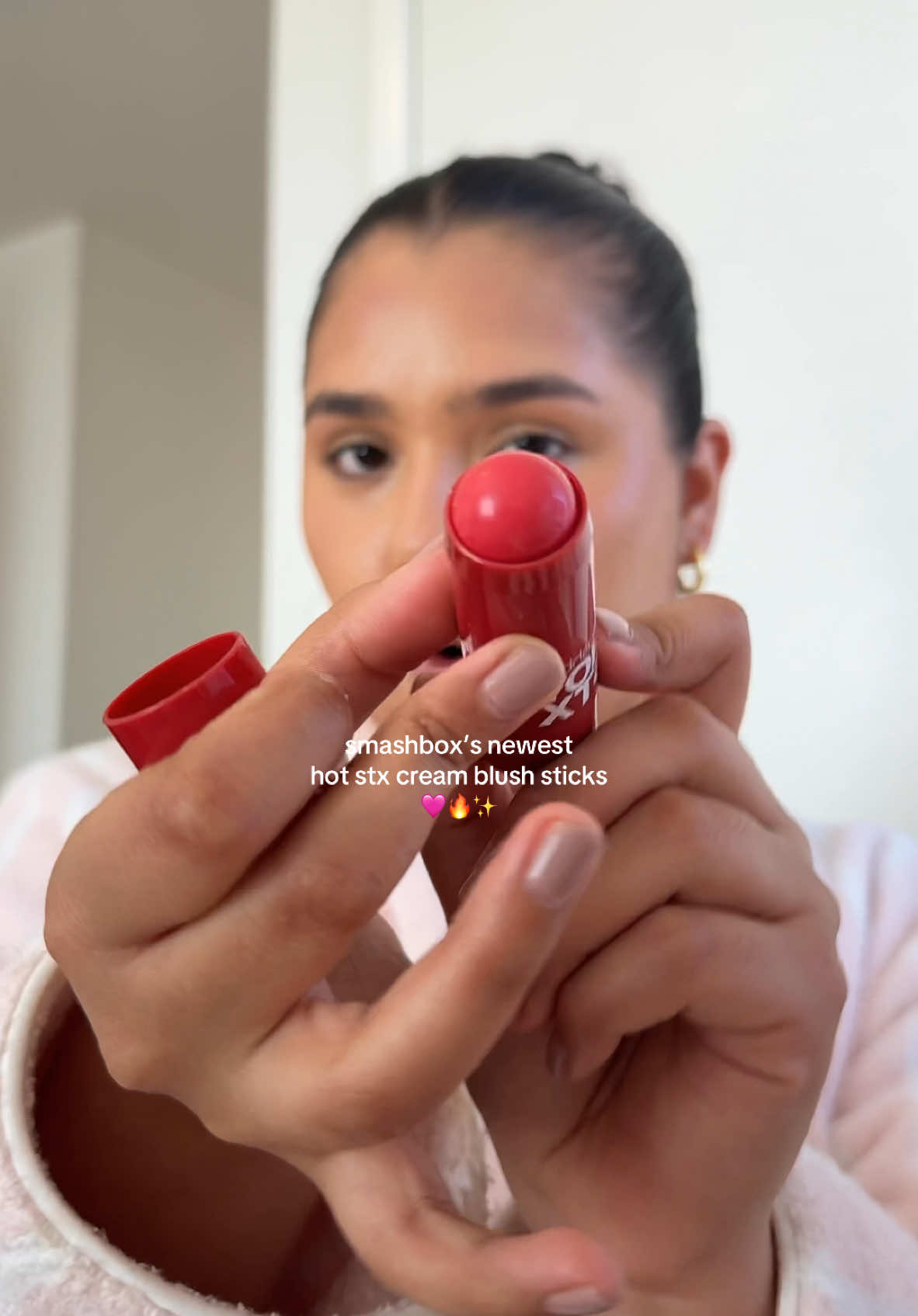 we got a new cream blush on the market 🔥🩷 she’s pigmented, blendable, and I’ve been wearing her for 5+ hours and she looks FAB #creamblush #blushstick #smashbox #mediumskintone #latinabeautycreators @Smashbox Cosmetics 