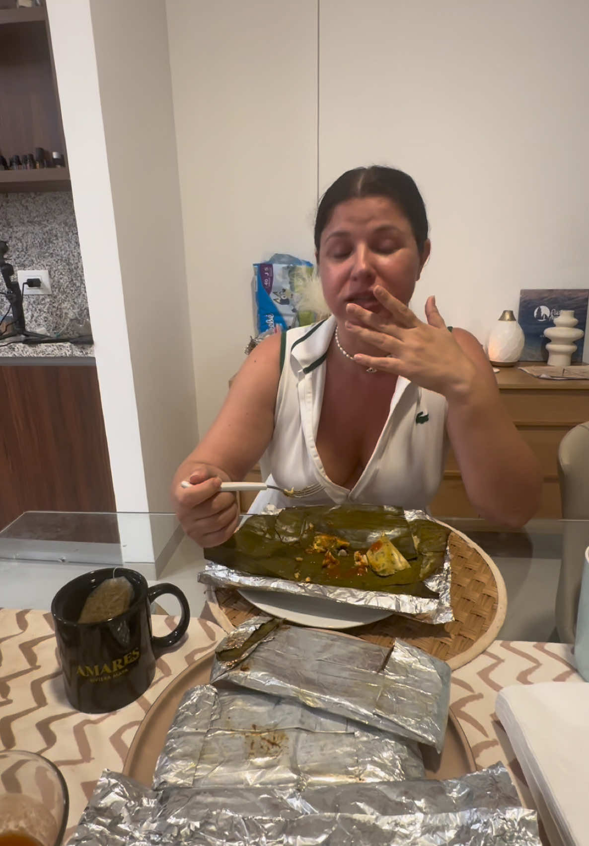 Rusa en México (extranjera comiendo un tamal mexicano)  #russia #rusaenmexico #rusasenmexico #rusaylatino #suegrarusa 