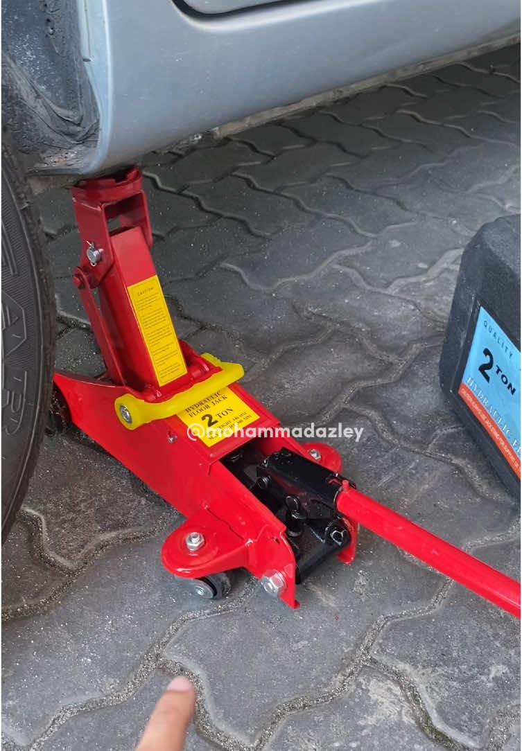 Floor jack 2 ton boleh guna untuk tukar tayar & service kereta harga bawah RM100. Jimat ruang, simpan dalam bonet kereta pun boleh 🔥🔥 #floorjack #jack #jackkereta #jackbuaya #2ton 