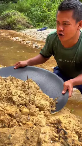 Looking for gold and panning for gold buried in river walls #gold #viralgold #goldhunter #mininggold #goldpaning #golddiscovery #viralvideo #foryou #foryoupage 