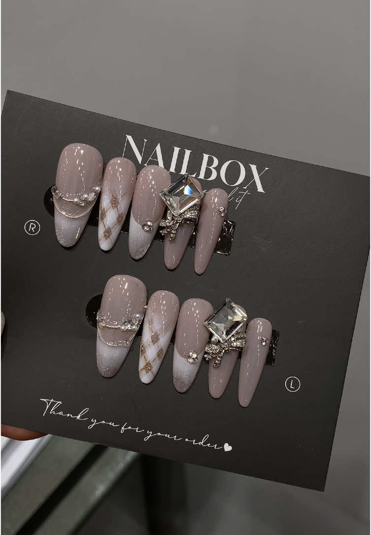 Em nhận sỉ từ 10 bộ nha các bác ơi ,zá zổ thì khỏi phải nói luôn nha ,siêu yêu lun ạ #nailboxthietke #naildinhda #xuhuong #nailtet #maunaildep #nailnhenhang 