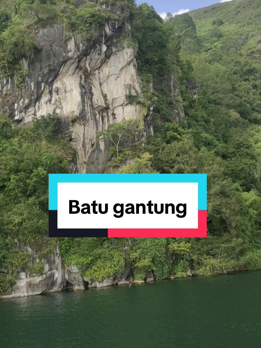 Cerita batu gantung di tengah Danau Toba #danautoba #sumatrautara #medan #fyp 