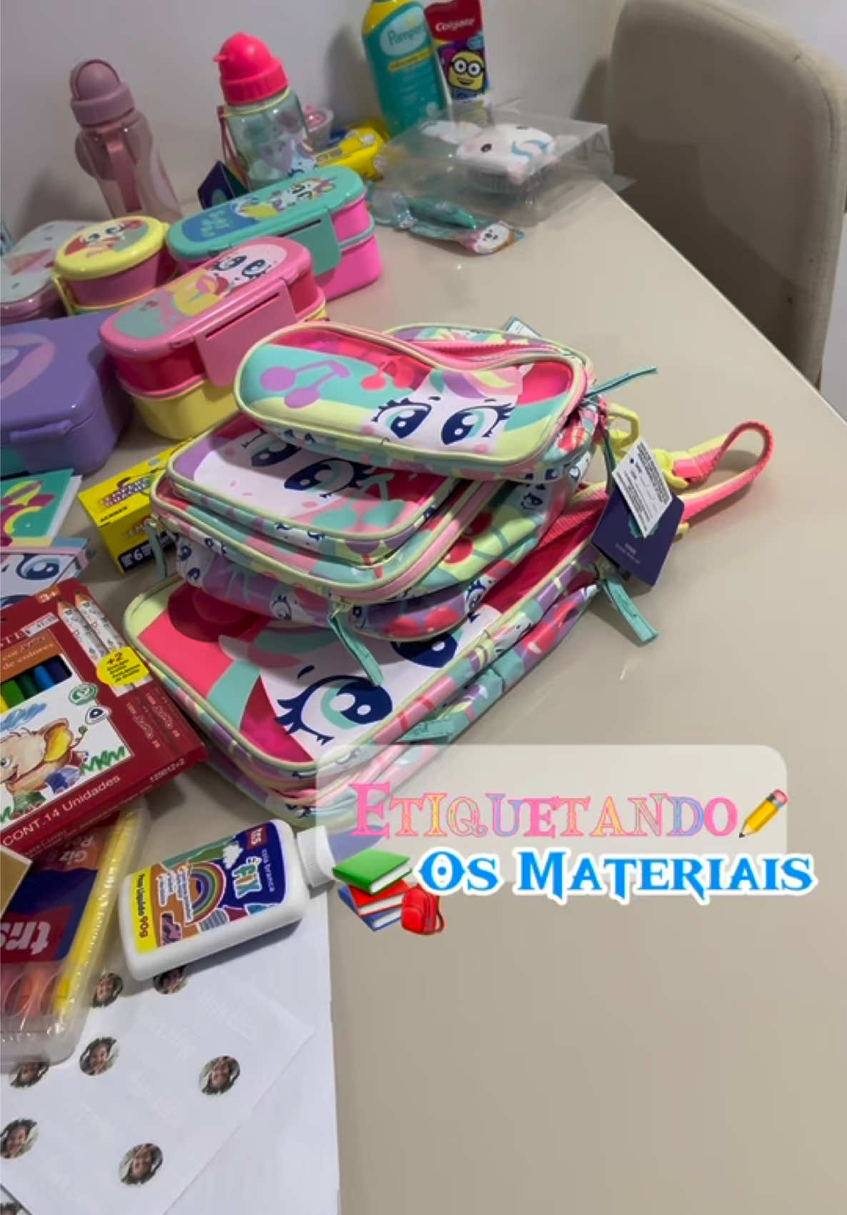 Facilitando a vida dos professores 📚🎒 #fy #primeiroanoescolar #maternal #2025 #materialescolar #etiquetando #professores 