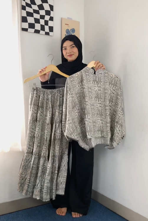 One set alert!! Aku udah punya 2 one set ini, karena pas aku pake cakep banget dan adem parah, dipake atasanny aja atau bawahannya aja juga tetep bikin outfit cantik, harus punya sih, apalagi bb jumbo bisa pake, ga mungkin ga keracunan, cek disini @SutanNenyCollection atau cek di kerkun ya🫶🏻  #oneset #blouse #skirt #recommendations 