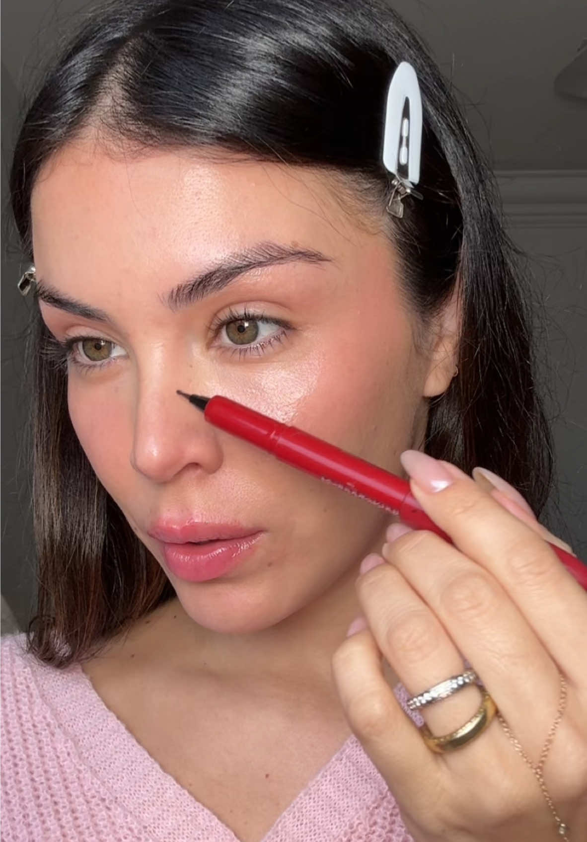 🍓 no makeup makeup  Products - @ILIA Beauty base face milk @Tower 28 Beauty concealer MDR @MERIT Beauty balms in Beverly Hills and bespoke @beaubble freckle pen @Finding Ferdinand lash lift mascara @Anastasia Beverly Hills freeze brow @Charlotte Tilbury flawless finish powder shade 1 @makeupforever aqua lip liner 14C