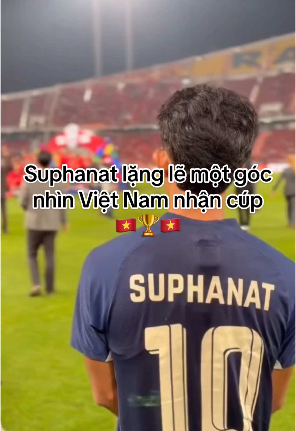 Suphanat lặng lẽ nhìn đội tuyển Việt Nam nhận cúp lên ngôi vô địch. Công nhận bạn Suphanat này đá hay thật, pha dứt điểm ghi bàn không fairplay của Supachok thì hình như bạn Suphanat này không ăn mừng thì phải. Cuối trận Duy Mạnh cũng có những trao đổi với Suphanat về bàn thắng đó. 🇻🇳🇻🇳🇻🇳 #suphanat #supachok #vietnamvodich #bongdavietnam #vietnamthailand #aseanmitsubishielectriccup2024 #doituyenvietnam #chungketvietnamthailan