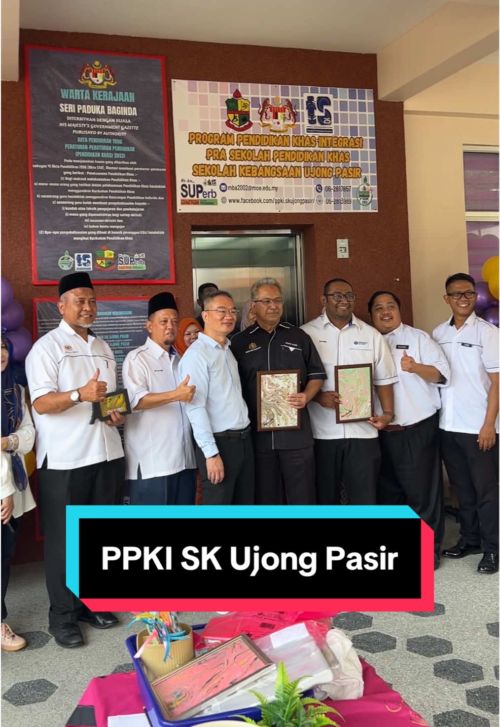 Pagi ini, saya hadir ke Majlis Perasmian Bangunan Baharu Program Pendidikan Khas Integrasi (PPKI) di Sekolah Kebangsaan Ujong Pasir. Sekolah ini telah menerima peruntukan khas sebanyak RM5,000,000 daripada Kementerian Pendidikan Malaysia bagi pembinaan bangunan gantian yang dilengkapi dengan 6 bilik darjah serta kemudahan lain. Sebagai tanda sokongan, saya menyerahkan peruntukan sebanyak RM7,000 kepada pihak sekolah bagi menampung kos penyelenggaraan sistem hawa dingin di sekolah. PPKI SK Ujong Pasir juga telah menganjurkan Bengkel Penghasilan Projek Seni ‘Seindah Pelangi’ yang mempamerkan bakat seni pelajar-pelajar PPKI. Karya seni mereka dijual untuk menggalakkan kreativiti dan mengumpul dana bagi program-program akan datang. Saya turut membeli beberapa karya seni pelajar untuk dihadiahkan kepada rakan-rakan yang hadir bersama, sebagai dorongan dan penghargaan terhadap usaha mereka yang penuh inspirasi. #KotaMelakaRumahKita #KhooPoayTiong #PendidikanKhas 