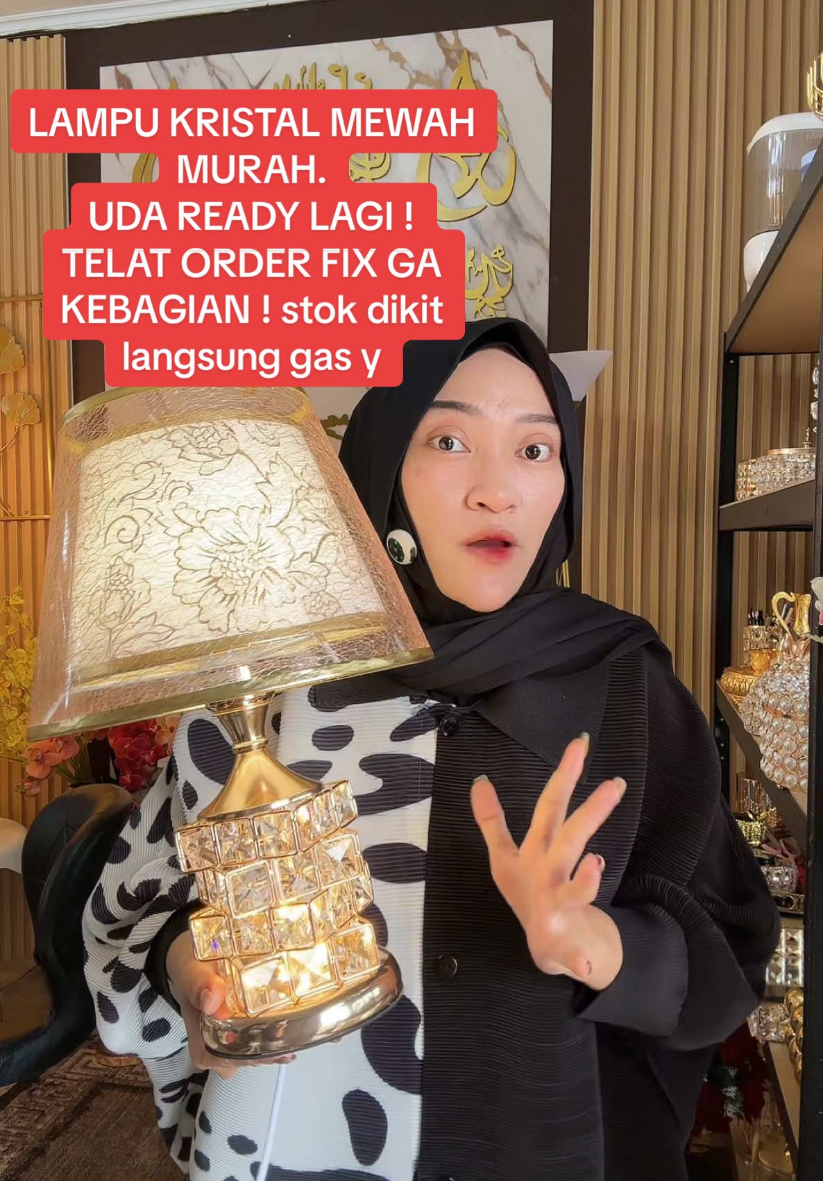 Membalas @Puty nih kak lampu kristal dan keranjang Kuningnya udah ready lagi stoknya benar-benar sedikit langsung check out dan payment ya! 😍🛒✅ . ##TikTokCreatorSearchInsightsIncentive #lampukristal #lampumewah #lampumurah #lampudekorasi #lampuestetik #lampuaesthetic 