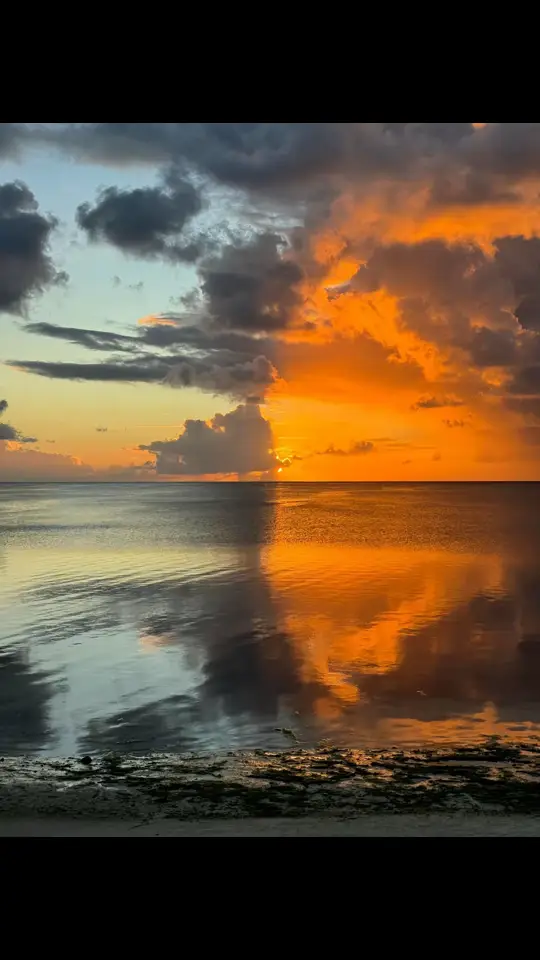 “ 夕阳西下，半天映火，半天映水，天地交辉，心境悠然。” ( Tịch dương tây hạ, bán thiên ánh hỏa, bán thiên ánh thủy, thiên địa giao huy, tâm cảnh du nhiên. ) Dịch nghĩa: Hoàng hôn buông xuống, nửa bầu trời rực lửa, nửa bầu trời soi bóng nước, đất trời hòa quyện, lòng người nhẹ nhàng thư thái. #tiktok #xuhuong #viral #fyp #story #tamtrang 