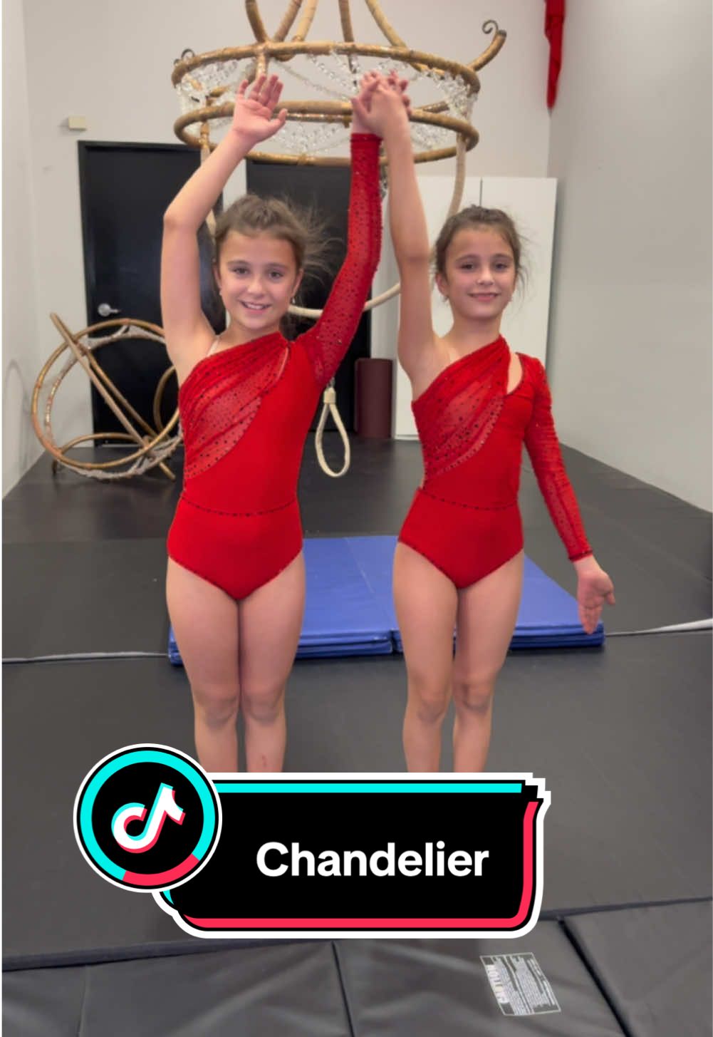 #chandelier #silks #aerialsilks #loop #recommendations #rec #airgymnastics #stretching #gymnastics #usa #lasvegas #ukraine #dance #fypシ゚viral #fyp #fypage #twins #sisters #trick 