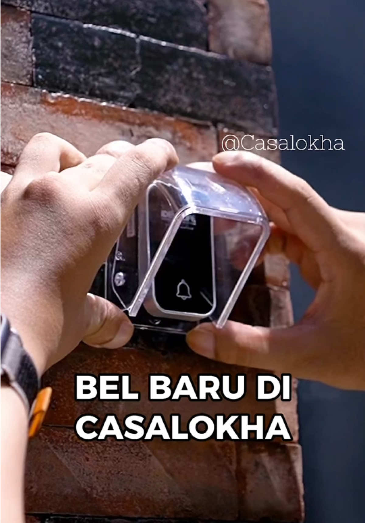 Di 2025 pasang bell rumah! Jadi gara2 tiap ada yg bertamu atau antar paket yg sama sekali ga kedengeran dari dalam rumah, akhirnya kami memutuskan untuk pasang bell. Bell ini suaranya cukup kencang dan bisa menjangkau hingga 100m antara remote dan receivernya. Jadi kalau kamu punya masalah yang sama di rumah, gaskan pasang bell ini aja ya. Kalau mau cek detailnya di keranjang kuning ya. 🫶🏼 #casalokha #casalokhaupdate #casalokhastory #RumahIdaman #alagungwah #bellrumahtanpakabel 