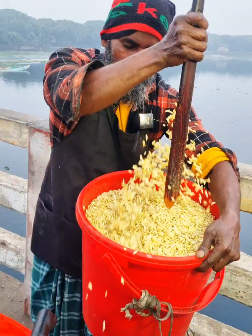 ভাইরাল ঝালমুড়ি মামা বিভিন্ন কায়দায় বিনোদনের সাথে নেচে নেচে ঝালমুড়ি বিক্রি করেন 😱 #foryou #foryoupage #viral #trending #fyp #food #foodlovers #foodvlog #WhereToEat #whattoeat #tiktokvlog #bengalifood #happynewyear #2024recap #discoverwithtiktok #amarbangladesh 