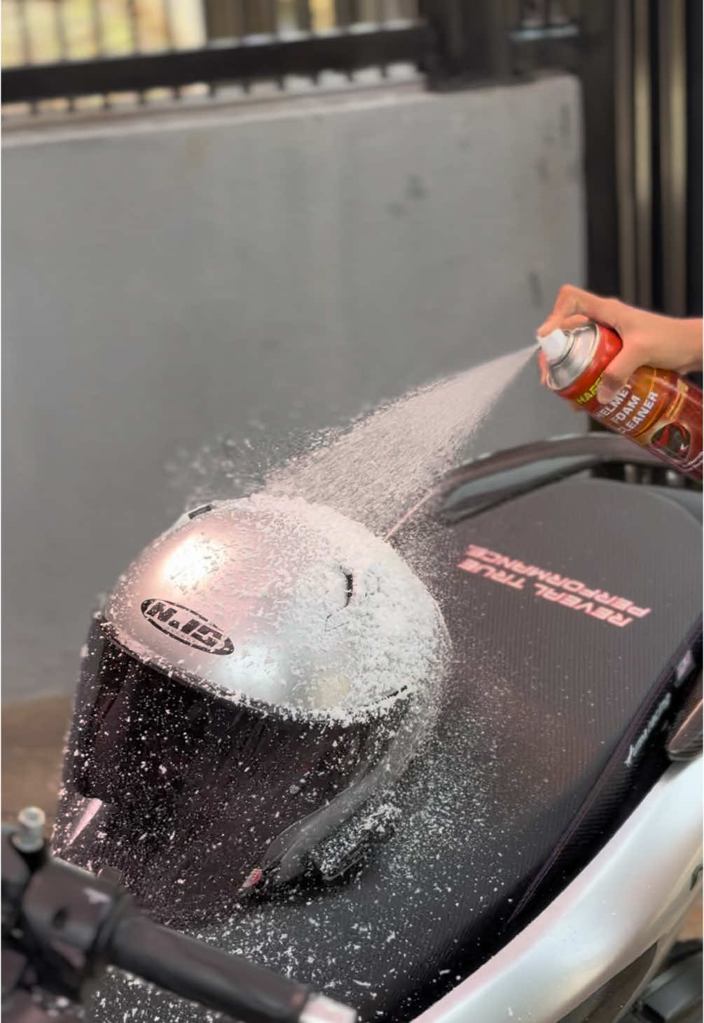 hafez helmet foam cleaner dan pengkilap motor hafez restorer di keranjang kuning lagi turun harga, buruan chekout sebelum kehabisan #hafezrestorer #pembersihhelm #pengkilaphelm #pengkilapmotor #nmaxmodifikasi #foryou #fyp 