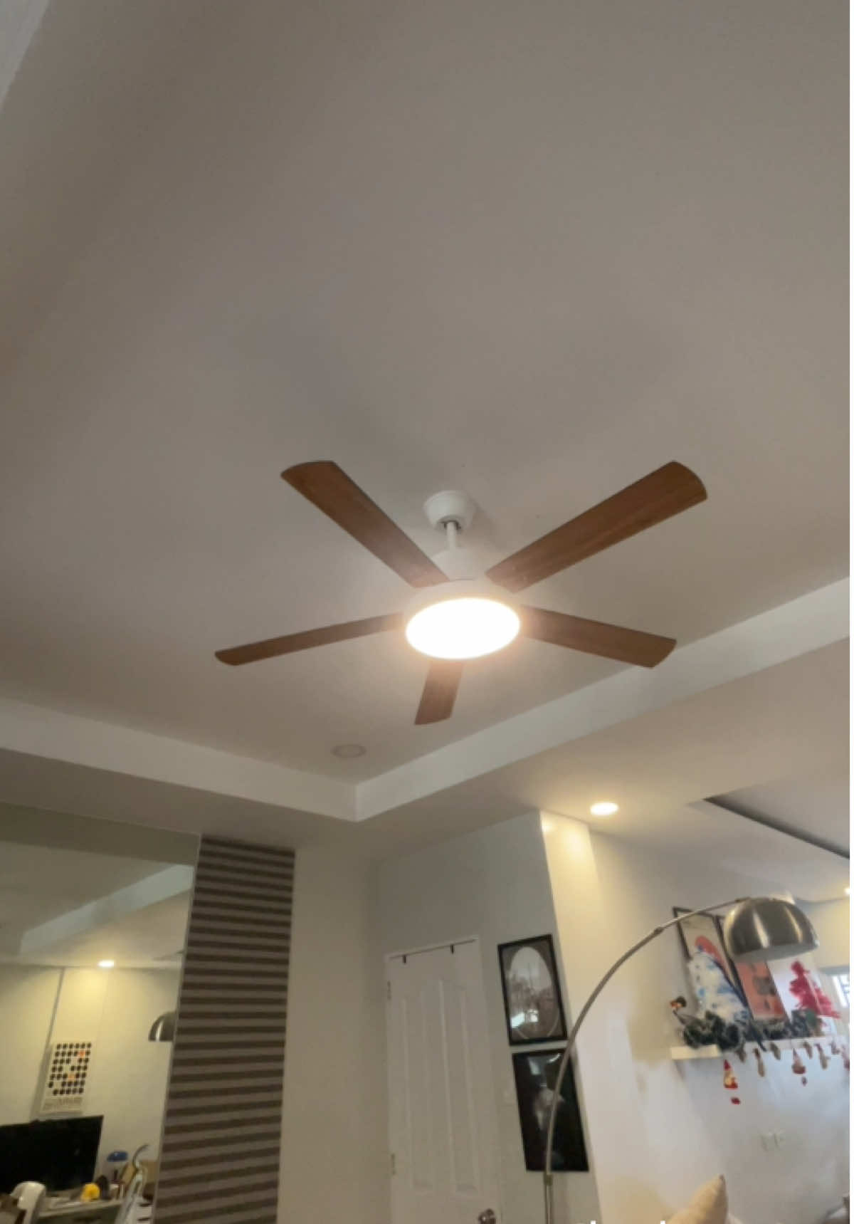 Modern wood design na ceiling fan with remote. 3 color light modes and up to 6 speed fan. For your living room, dining room, bedroom or kitchen. #WoodenCeilingFan #RemoteControlFan #StylishAirflow#EcoFriendlyCooling #WoodenFanElegance