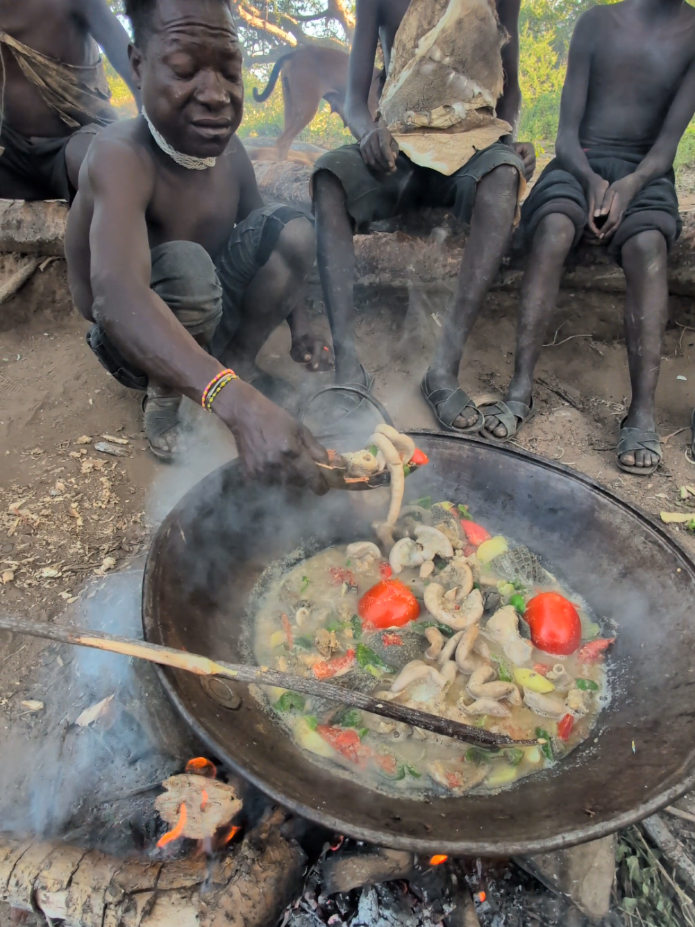 Wow 😲😳 You can't believe you're 👀 See How hadzabe cooks their favorite meal today middle of nowhere ‼️😲😋#villagelife #USA #hadzabetribe #africatribes #tiktok 