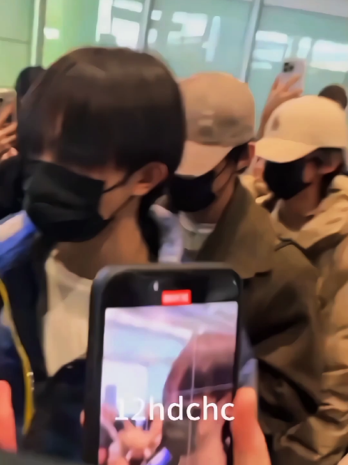 to day airport is so chaotic 😔😕 #top登陆少年 #tffamily_3rd_generation #tffamily #tôtânhạo #suxinhao #totanhao_suxinhao_苏新皓 #suxinhao_totanhao #suxinhao🤴💕 #suxinhao_苏新皓 #suxinhao_totanhao #