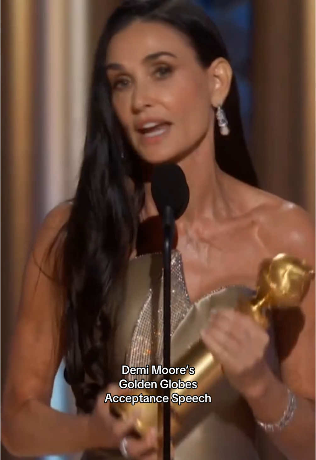 In ihrer bewegenden Dankesrede bei den Golden Globes 2025 reflektierte Demi Moore über die Herausforderungen und Schönheiten des Lebens sowie die Bedeutung von Selbstakzeptanz. 🙏🏼 Sie betonte, wie wichtig es sei, sich selbst wertzuschätzen, unabhängig von gesellschaftlichen Erwartungen und den Maßstäben, die oft an uns angelegt werden. 💬 (📸: CBS Golden Globes) #grazia #grazia_magazin #demimoore #goldenglobes 